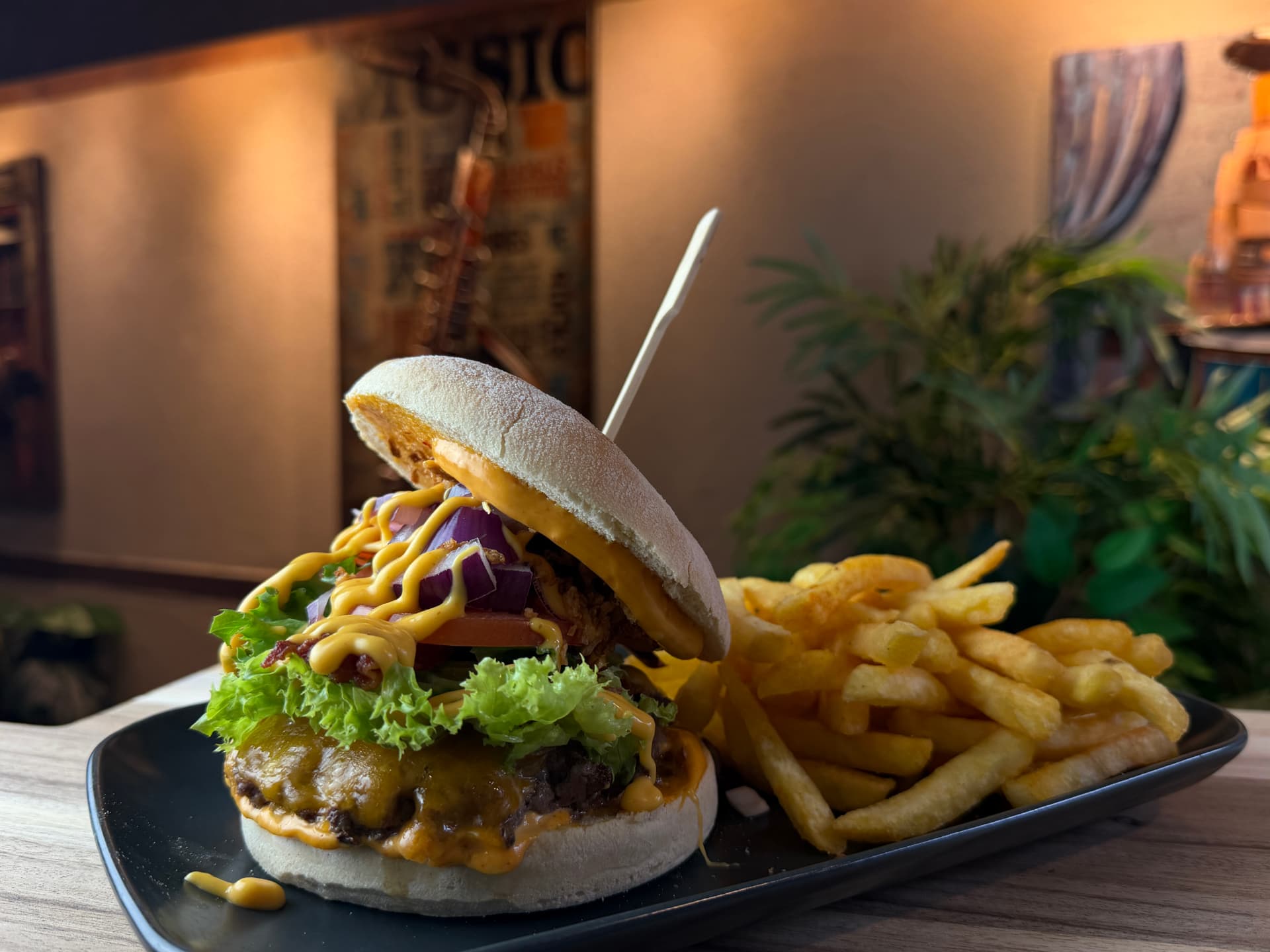 Riff Burger mit Cheddar und Pommes
