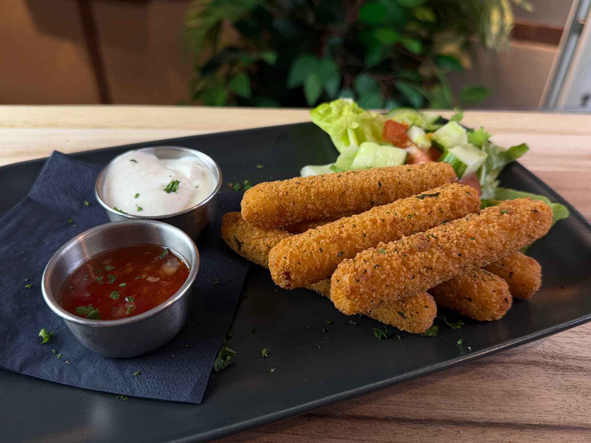 Mozzarella Sticks mit zwei Dips und Salat
