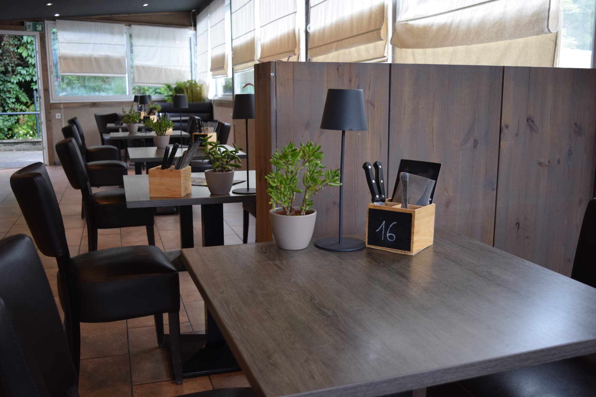 Gemütlicher Innenraum des Riff Schnitzel & Burgerhouse