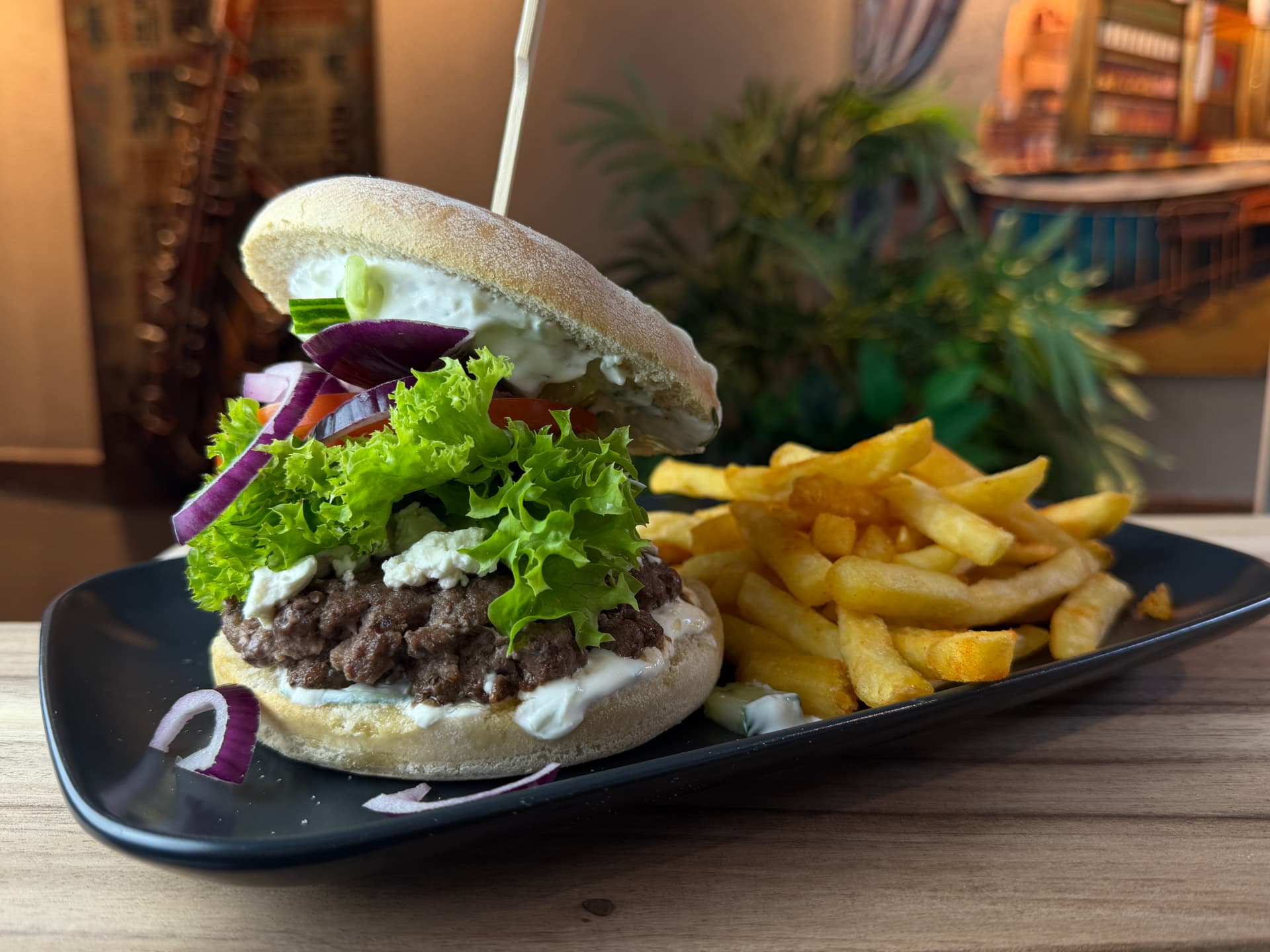 Riff Burger mit Feta und frischem Salat