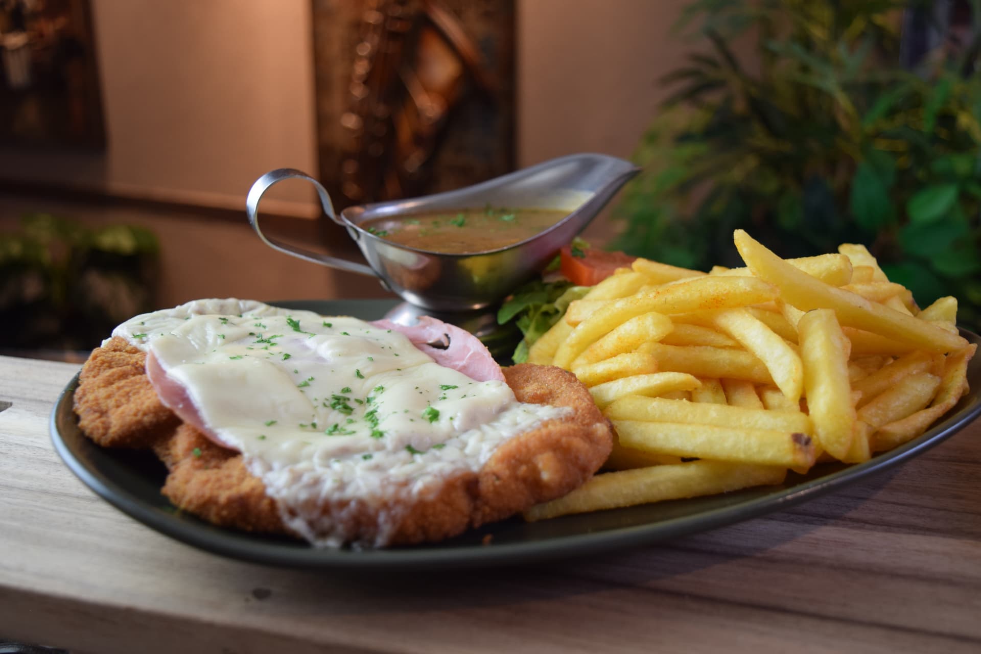 Riff Schnitzel überbacken mit Schinken und Goudakäse