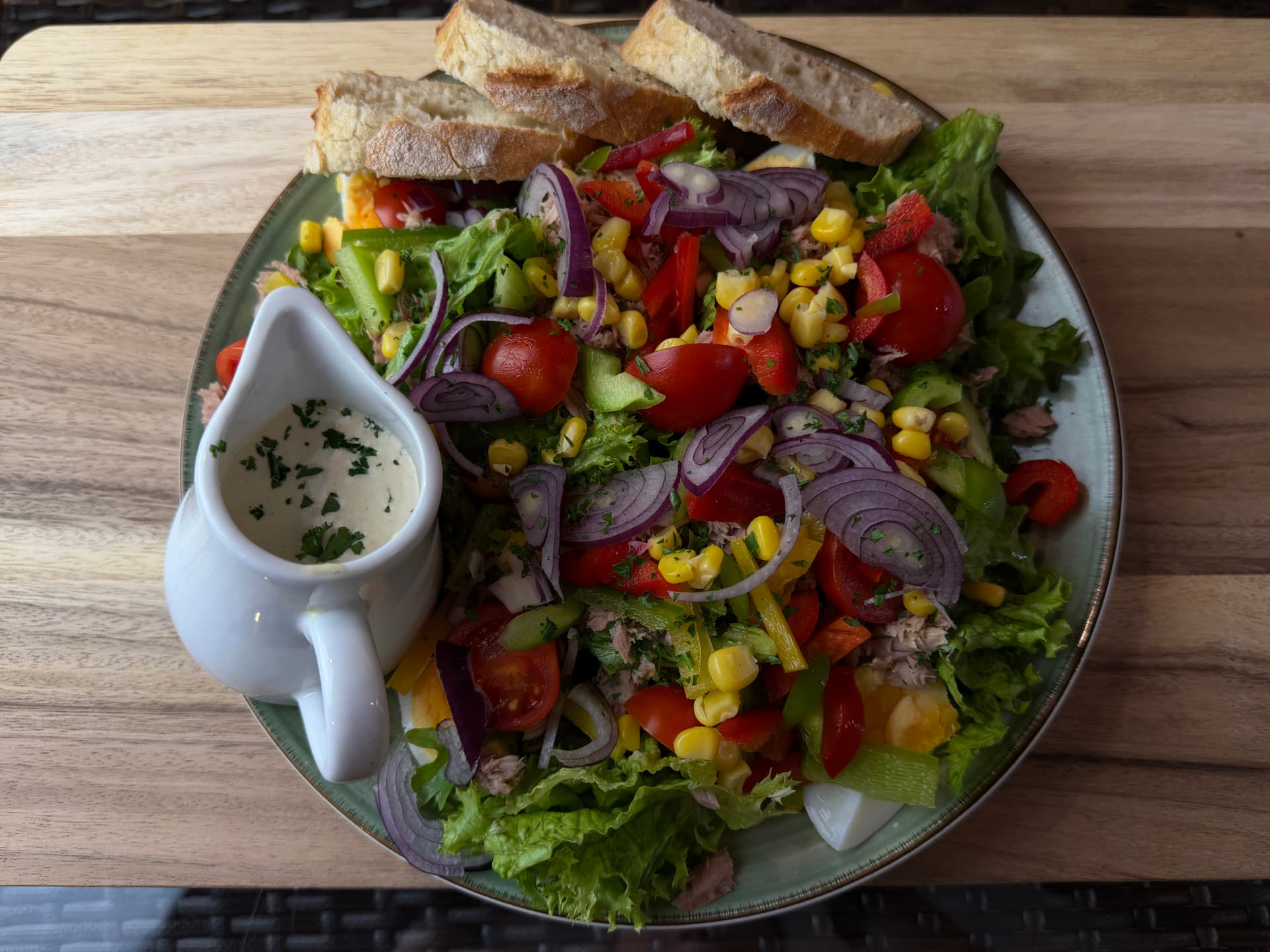 Thunfischsalat mit Mais, Peperoni und Croûtons