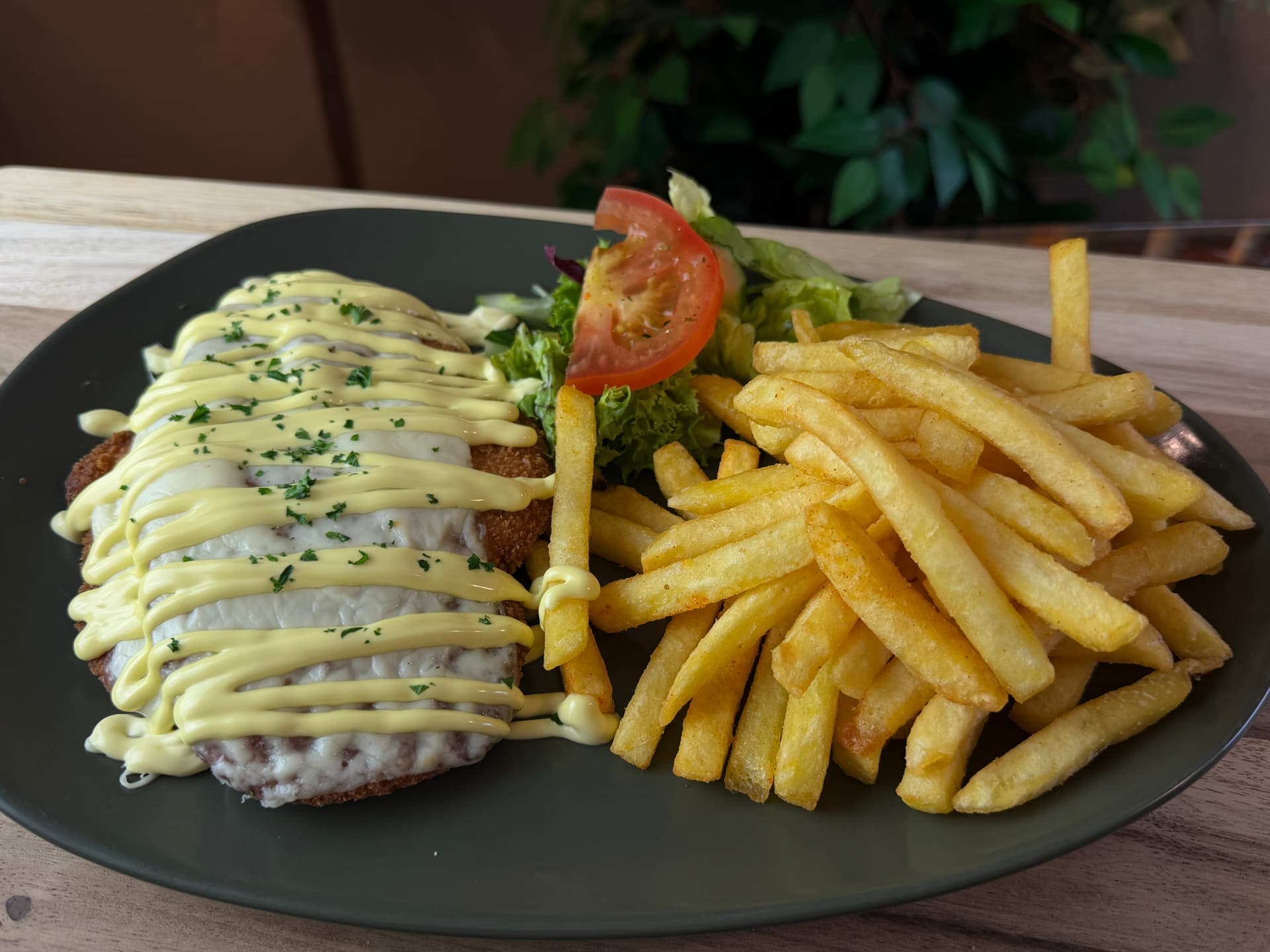 Riff Schnitzel mit Soße Hollandaise und Pommes