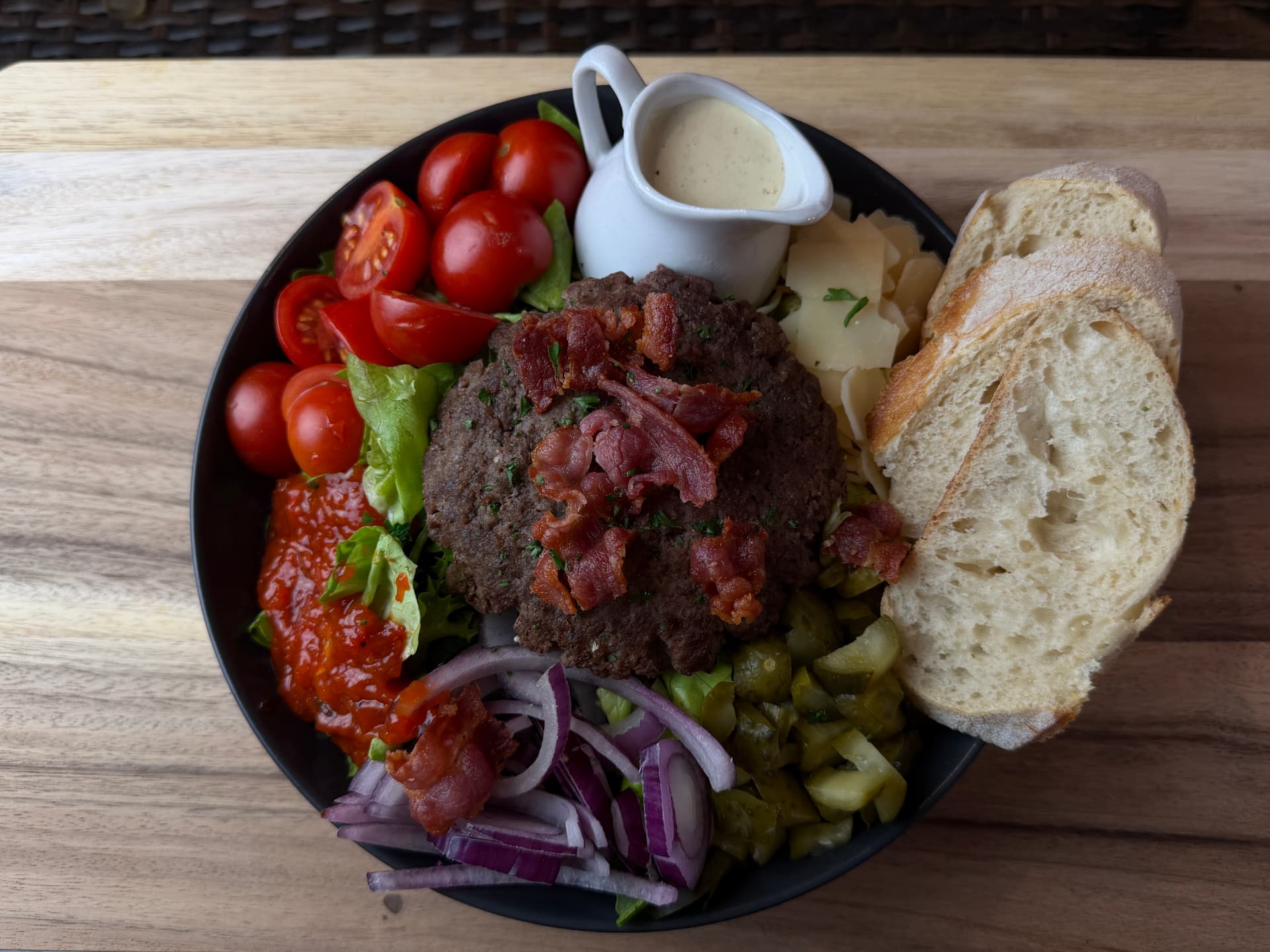 Burger Bowl mit Patty, Tomaten und Hausmannsbrot