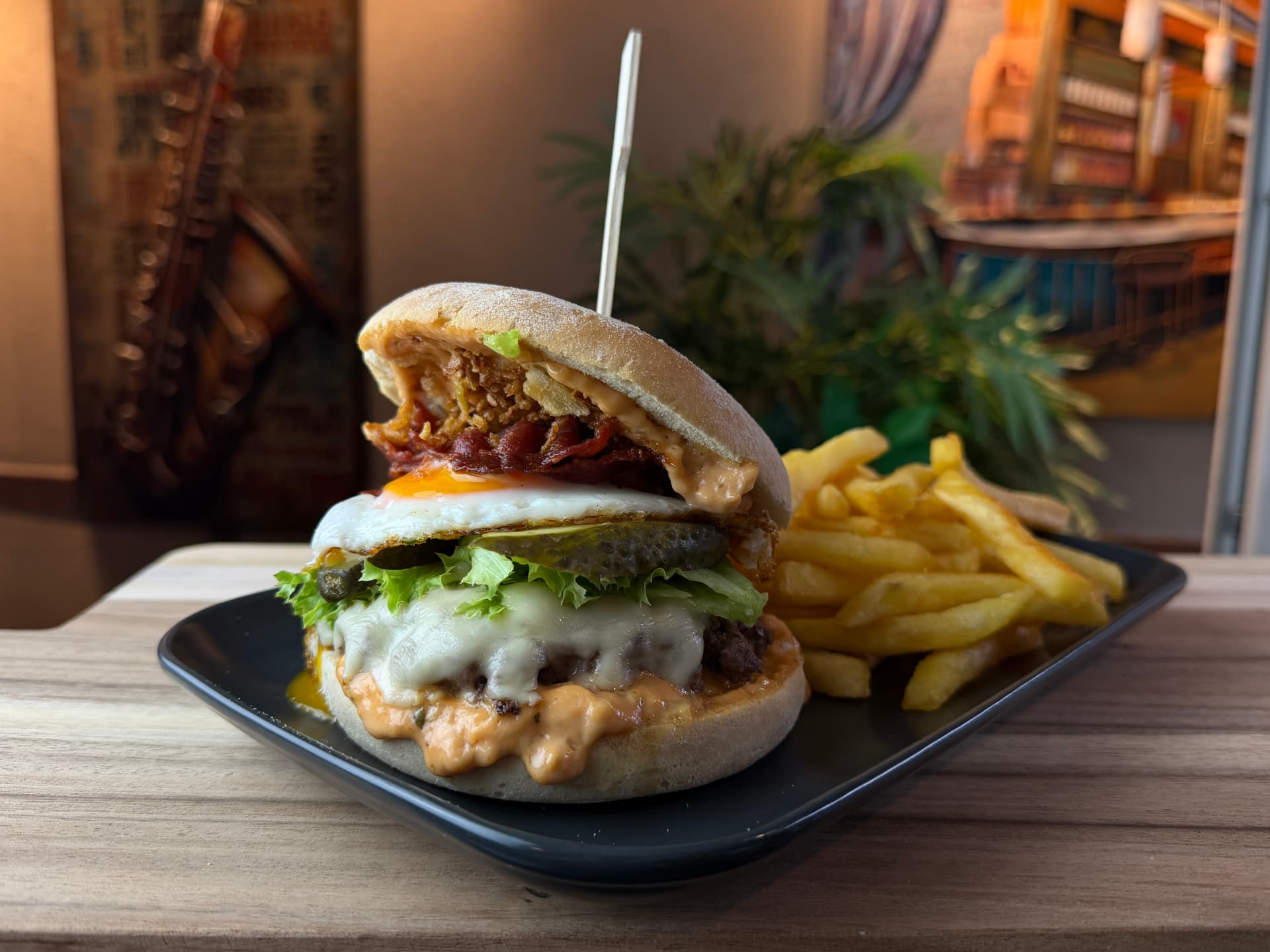 Riff Burger mit Spiegelei und Bacon