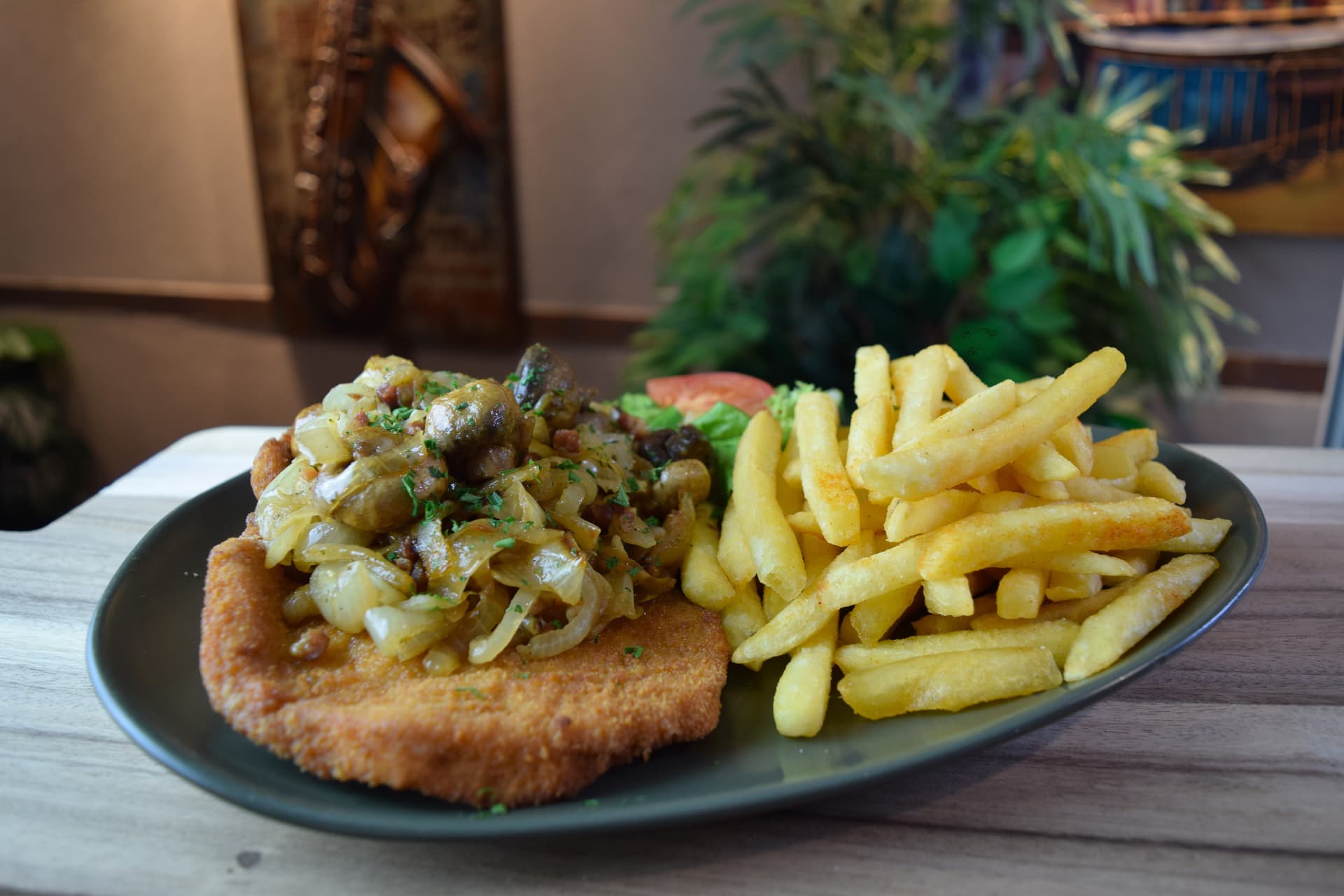Riff Schnitzel mit Champignonrahmsoße und Pommes