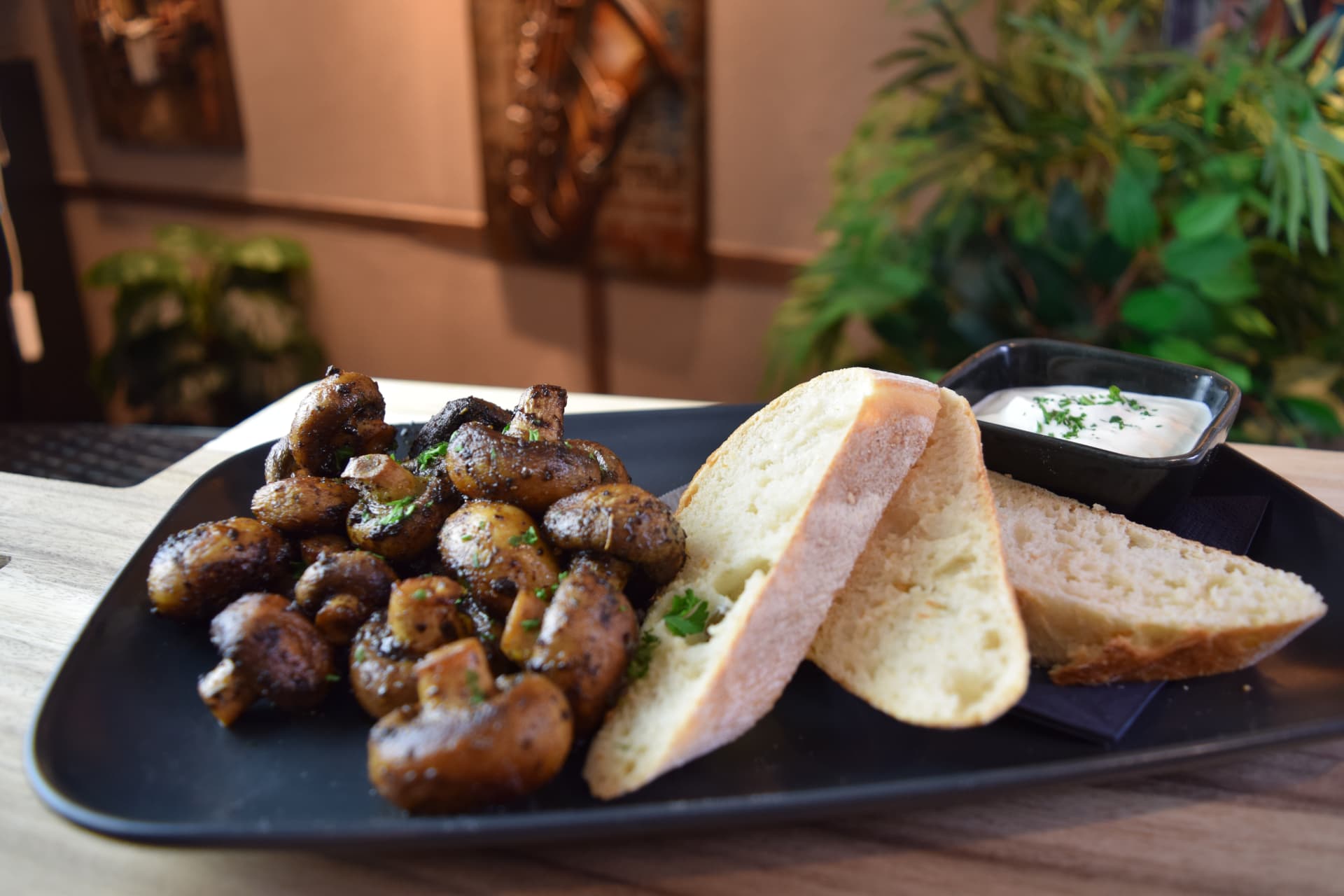 Gebratene Champignons mit Dip und Baguette