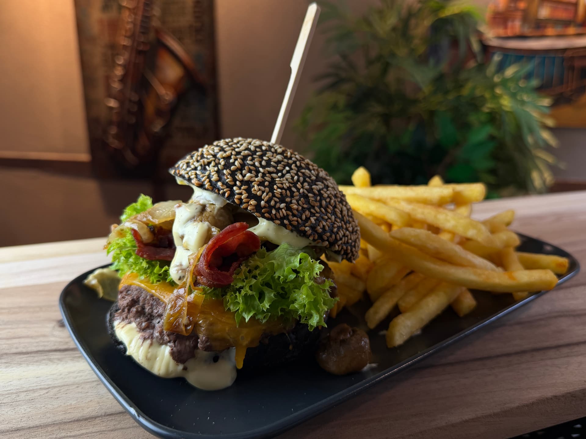 Riff Burger mit schwarzem Sesambrötchen