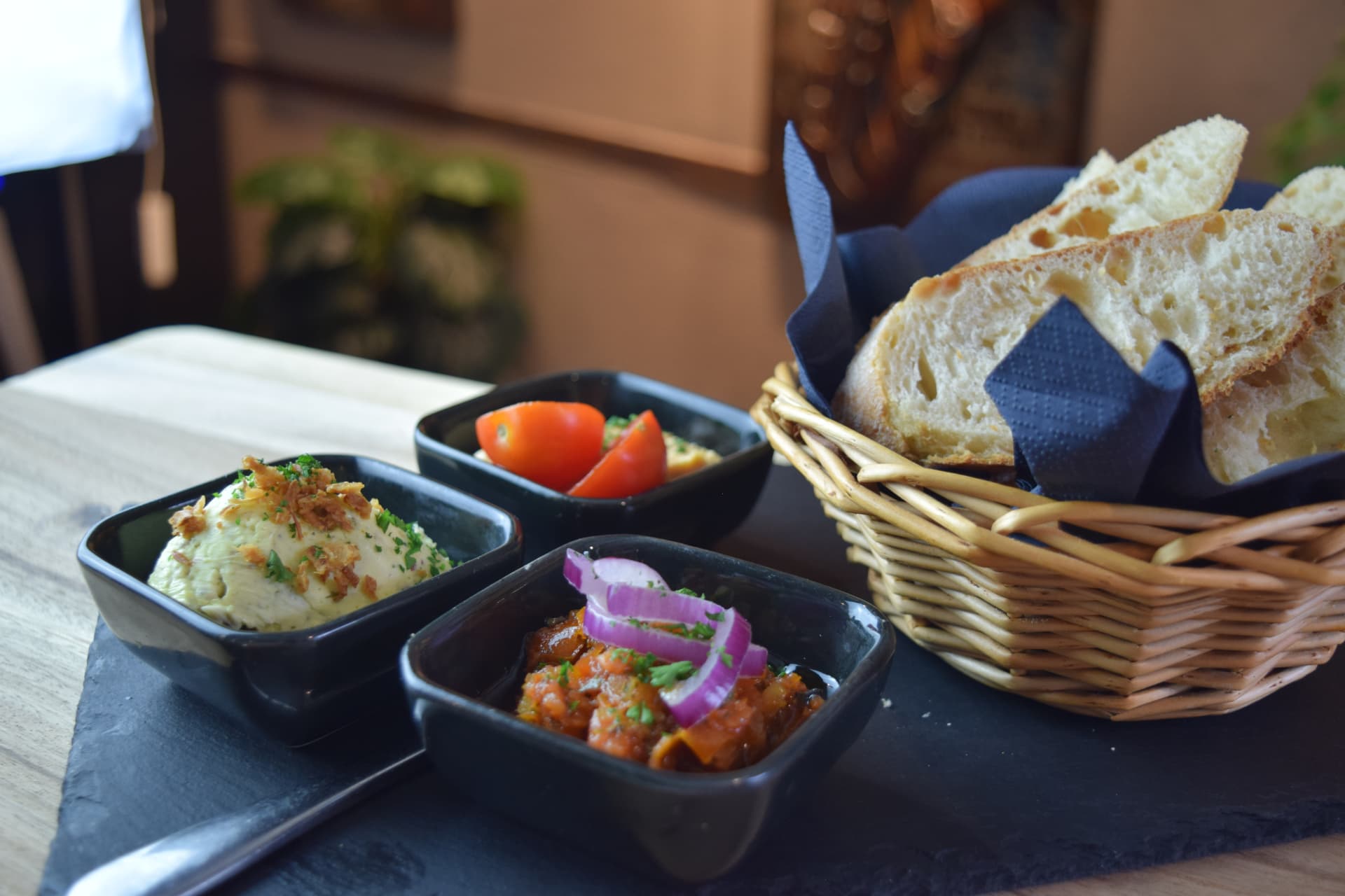 Frisches Brot mit verschiedenen Dips